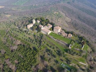 Het castello di Mongiovino vanuit de lucht