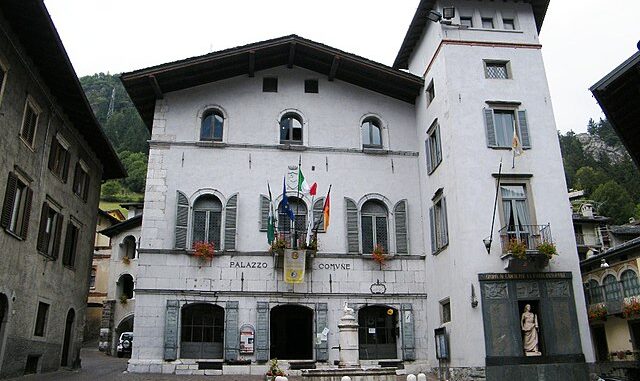 Piazza Dante met Palazzo Communale, Gromo