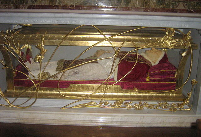 Johannes XXIII opgebaard in St Pieter