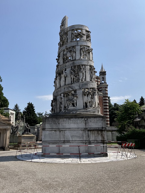 De zogenaamde toren van Babel op het Cimitero Monumentale, Milaan