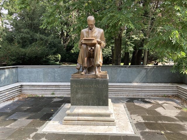 Standbeeld van Indro Montanelli in het park dat naar hem werd vernoemd