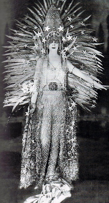 Luisa Casetti in extravagante outfilt (1922)